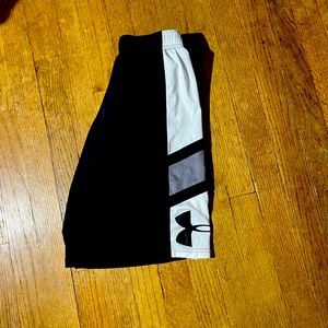 Boys under Armour shorts size youth medium